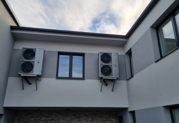Na přání zákazníka jsme na bytovém domě o 20 jedtnotkách podlahového vytápění realizovali kaskádu dvou tepelných čerpadel Nibe AMS 10-16 Split, kotelnu s bivalentním zdrojem elektrokotel 16kW, vyrovnávací nádrž 500L a 1000L bojler.